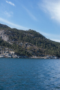 湖畔青山蓝天美景