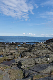 海边嶙峋岩石与广阔蓝天