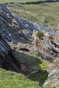 嶙峋山石与翠绿草地景观
