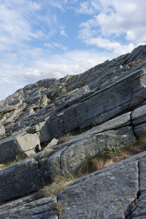 嶙峋山石与蓝天白云景观