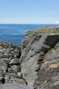 海边嶙峋岩石景观