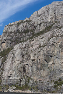 陡峭嶙峋的壮观岩石山