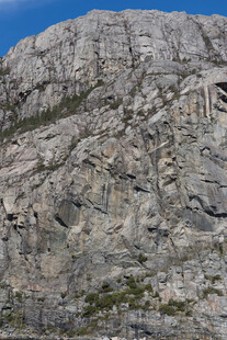 巍峨嶙峋的岩石山峰