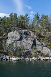湖畔嶙峋岩石与葱郁林木