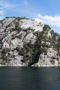 湖畔嶙峋山石美景