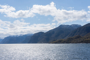 湖畔青山蓝天美景如画