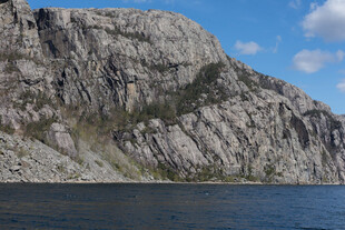 巍峨石山临碧水