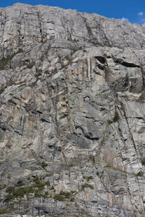 陡峭岩壁上的攀登路径