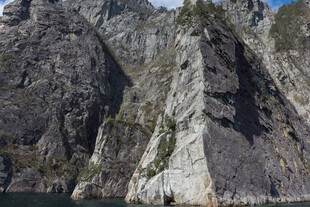 壮丽陡峭的山间岩石景观