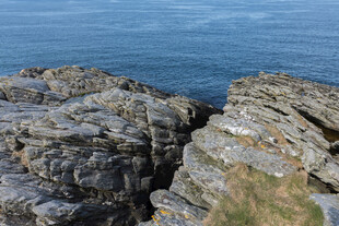 海边嶙峋岩石景色