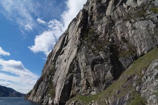 陡峭山崖与蓝天白云美景