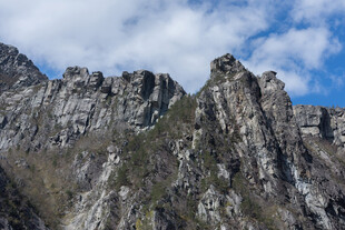 巍峨峻峭的山峰景观