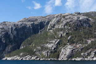 壮丽山景与蓝天