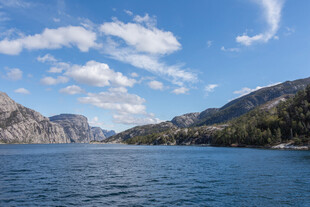 美丽湖景与山峦风光