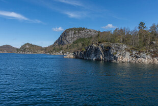 宁静湖畔的壮美山景