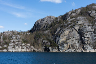 海边嶙峋山石与湛蓝海水