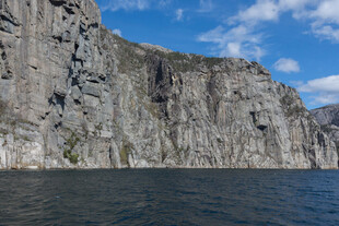 壮丽悬崖下的宁静水域