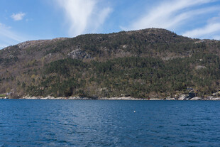 蓝色湖水边的山峦美景