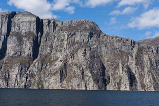 壮丽山景与澄澈湖水