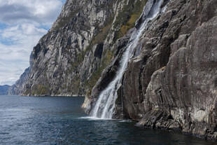 壮丽山间瀑布与碧水景观