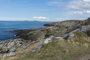 海岸边的嶙峋岩石与蓝天