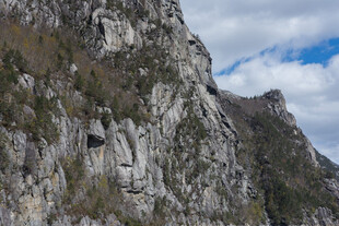 陡峭山壁 自然壮丽景观
