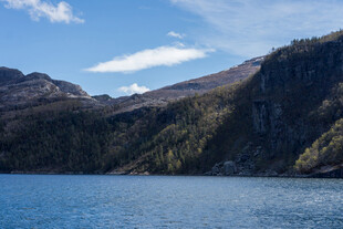 秀丽山水间的静谧湖泊