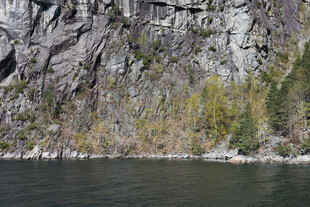 山水相依的自然景致