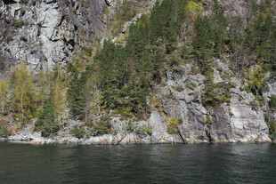 山水相依的自然景致