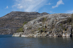 湖畔嶙峋山石与远山美景