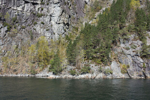 山水相依的自然景致