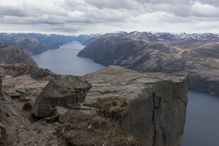 悬崖边俯瞰壮阔山水景色