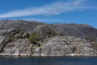 湖畔嶙峋山石景观
