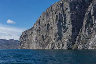 海边陡峭岩石景观