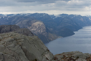 壮丽山景下的辽阔水域