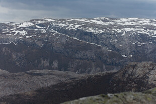 雪山连绵的壮阔山景