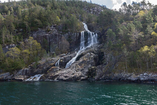 山间瀑布下的碧绿湖水