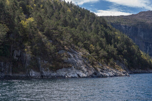 山水相依的自然美景