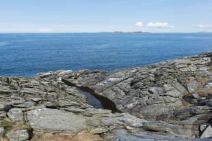 海边嶙峋岩石与广阔大海