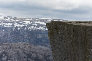 悬崖边俯瞰雪山壮丽景色