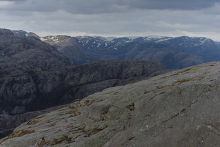 高山峻岭间的壮阔景致