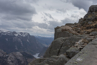 悬崖边的壮丽山川景观