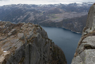 悬崖边俯瞰壮阔湖景