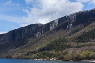 壮丽山景与湖畔风光