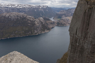 壮丽峡湾悬崖景观