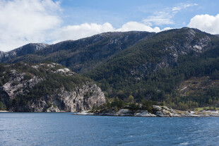 海上远眺青山美景