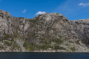 壮丽山景与静谧湖水