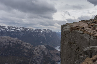 悬崖边的壮丽山川景观