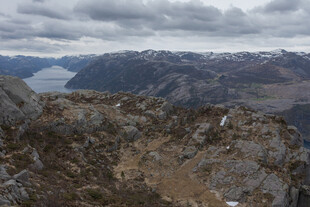 高山云海间的壮丽景致