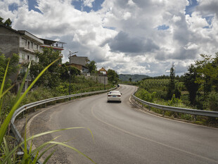 蜿蜒的乡村公路和行驶车辆